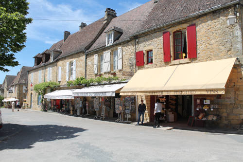 rue commerçante de Domme en Dordogne